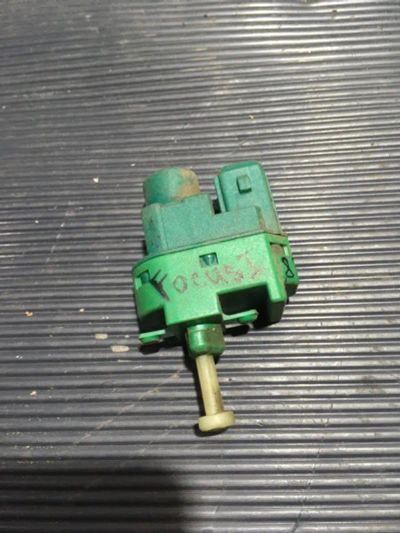 Лот: 21717605. Фото: 1. концевик педали тормоза Ford Focus... Двигатель и элементы двигателя