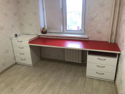 Лот: 15153978. Фото: 1. Письменный стол и две тумбы. Компьютерные и письменные столы