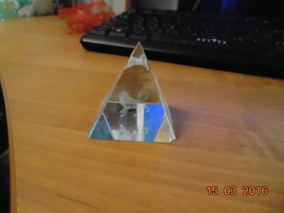 Лот: 7102589. Фото: 1. пирамида из стекла со львом внутри... Фигурки, статуэтки