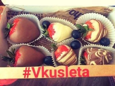 Лот: 9744572. Фото: 1. Клубника. Шоколад. Ягоды в коробке... Шоколад, конфеты