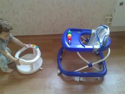 Лот: 2745636. Фото: 1. ходунки синие+ стульчик для купания... Ходунки, прыгунки, качели