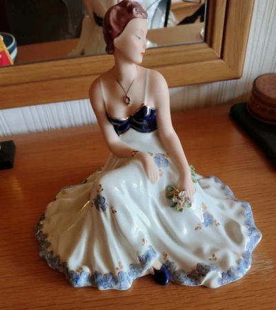 Лот: 25737339. Фото: 1. Royal DUX.Девушка с букетом цветов... Фарфор, керамика