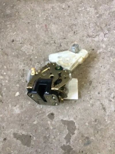 Лот: 21413359. Фото: 1. замок двери Nissan Primera WHP12... Двигатель и элементы двигателя