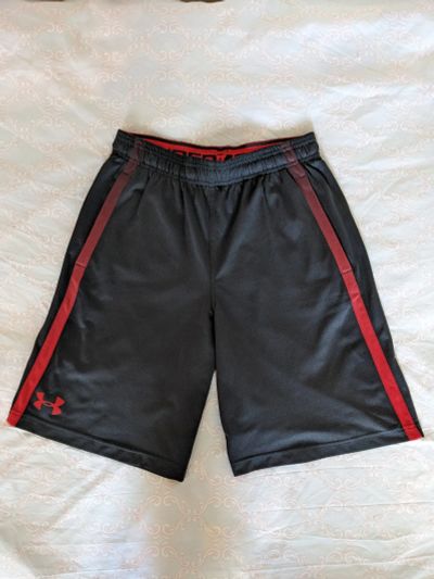 Лот: 25576733. Фото: 1. Шорты Under Armour. Оригинал. Брюки, джинсы, шорты