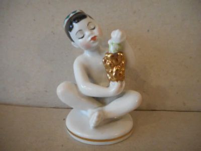 Лот: 6415723. Фото: 1. мальчик с виноградом, лфз, статуэтка. Фарфор, керамика