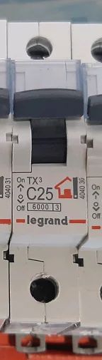 Лот: 18605398. Фото: 1. Автомат Legrand C25 - 1 полюс... Автоматы, пакетники, предохранители