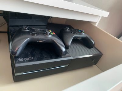 Лот: 16729075. Фото: 1. Xbox one 500gb 2 Джоя,fifa 21... Игровые приставки, консоли