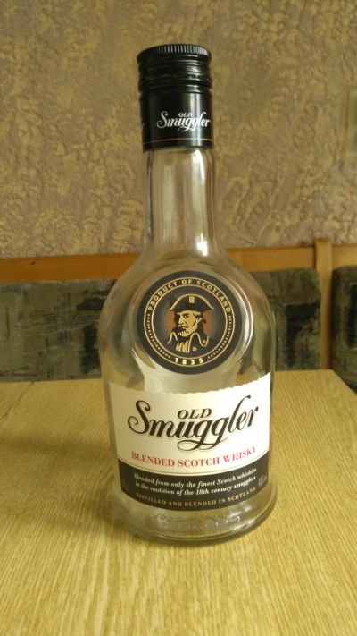 Лот: 14826177. Фото: 1. Бутылка от виски Old Smuggler. Бутылки, пробки, этикетки