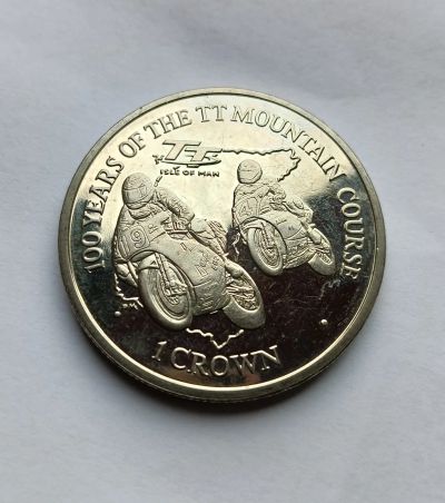 Лот: 25743583. Фото: 1. Остров Мэн. 1 крона 2011 Мотогонки... Великобритания и острова