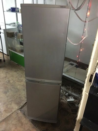 Лот: 12447798. Фото: 1. Б у холодильник Самсунг узкий... Холодильники, морозильные камеры