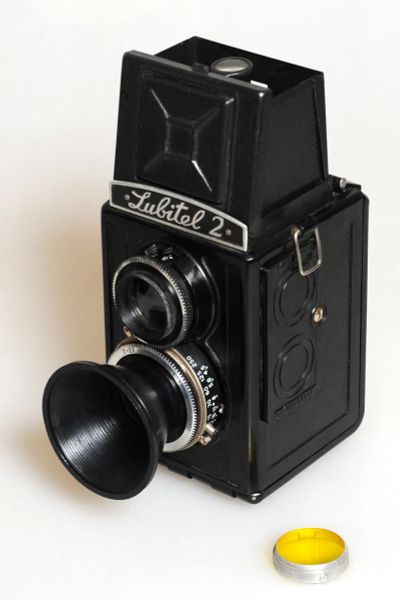 Лот: 23562107. Фото: 1. Фотоаппарат Lubitel 2 № 013398. Плёночные зеркальные