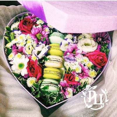 Лот: 15296332. Фото: 1. Цветы и вкусности в одной коробке. Свежие цветы