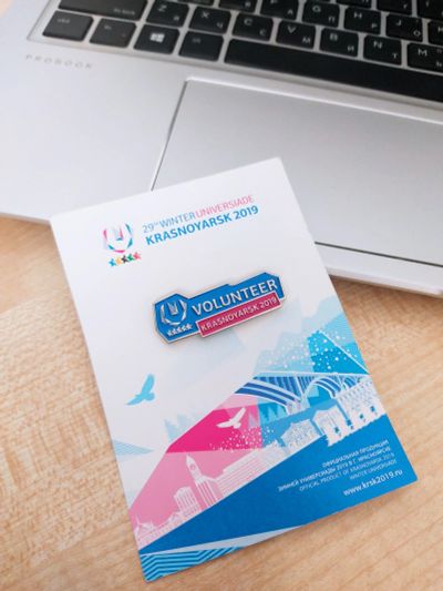 Лот: 18628676. Фото: 1. Значок волонтера Krasnoyarsk 2019. Сувенирные
