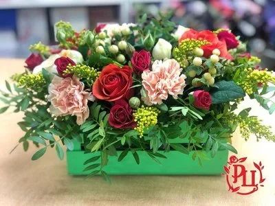 Лот: 15296399. Фото: 1. Композиция в деревянном ящичке. Свежие цветы