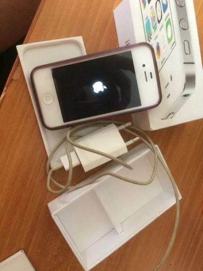 Лот: 7003206. Фото: 1. Iphone 4s 8gb белый гарантия до... Смартфоны