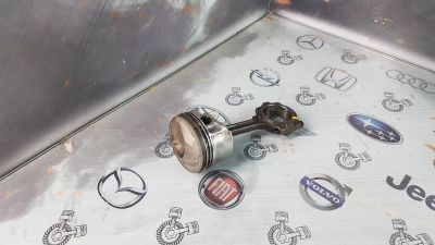Лот: 23584913. Фото: 1. Поршень с шатуном Nissan Primera... Двигатель и элементы двигателя