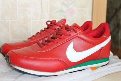 Лот: 3968234. Фото: 1. Кроссовки Nike красные. Кеды, кроссовки, слипоны