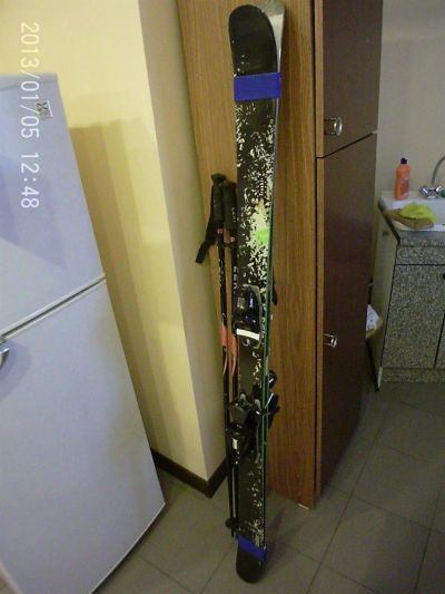 Лот: 3376782. Фото: 1. Лыжи горные Dynastar Trouble. Комплект в сборе