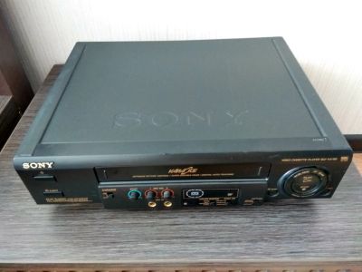 Лот: 11793168. Фото: 1. Видеомагнитофон SONY пишущий с... Видеомагнитофоны