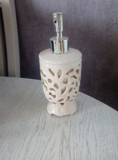 Лот: 18610325. Фото: 1. Красивый дозатор для мыла - керамика. Аксессуары для ванной