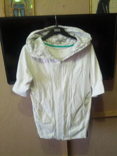 Лот: 5893416. Фото: 1. Кофта с капюшоном белая короткий... Свитеры, толстовки, худи