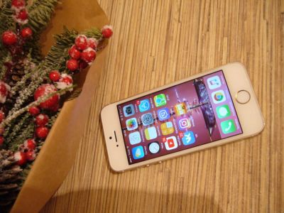 Лот: 10970139. Фото: 1. iPhone 5S 16GB Gold Оригинал. Смартфоны