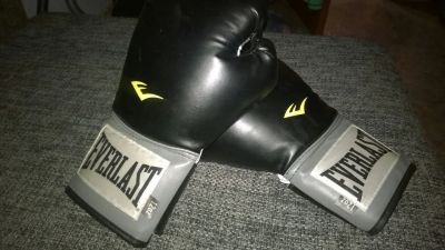 Лот: 5370337. Фото: 1. Боксерские перчатки Everlast. Одежда для боевых искусств