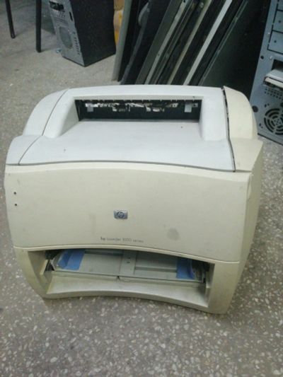 Лот: 16913494. Фото: 1. Принтер hp 1000 не исправный. Лазерные принтеры