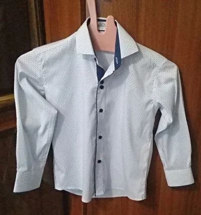 Лот: 16535336. Фото: 1. Рубашка белая с заплатками на... Рубашки, блузки, водолазки