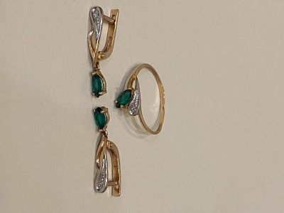 Лот: 17493188. Фото: 1. Серьги и кольцо золото с изумрудом... Серьги, каффы