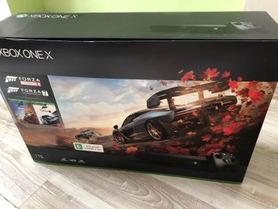 Лот: 12252492. Фото: 1. Xbox One X + игра FIFA 19. Игровые приставки, консоли