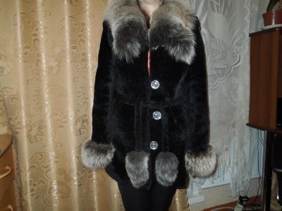 Лот: 5332639. Фото: 1. шубка коротенькая 44р.черная с... Верхняя одежда
