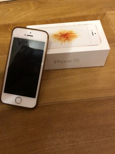 Лот: 12236319. Фото: 1. Продам Iphone se 64gb в отличном... Смартфоны