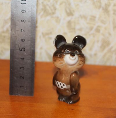 Лот: 19091442. Фото: 1. Статуэтка Олимпийский мишка. Олимпиада-80... Фарфор, керамика
