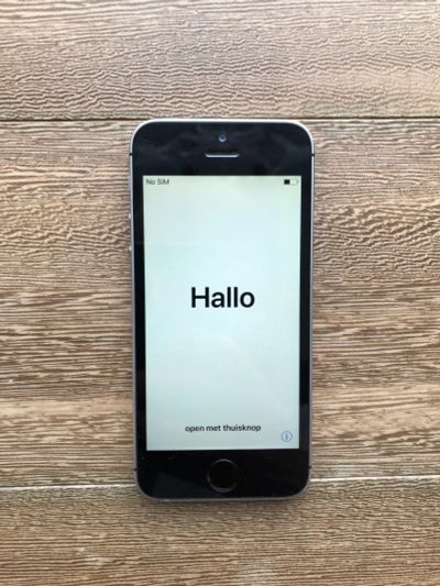 Лот: 12703071. Фото: 1. iPhone SE Space Gray 16gb. Смартфоны