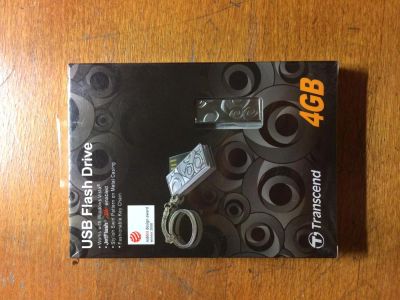 Лот: 5071701. Фото: 1. Удобная, красивая флешка Transcend... USB-флеш карты