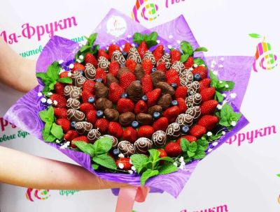 Лот: 15835002. Фото: 1. Букет из клубники №21. Букеты из конфет, игрушек