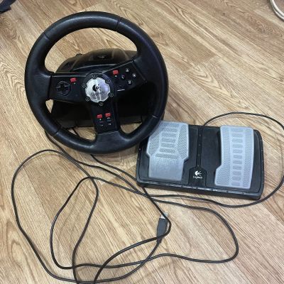 Лот: 19605663. Фото: 1. Руль с педалями Logitech. Рули, джойстики