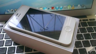 Лот: 5607929. Фото: 1. Apple Iphone 4s White 16GB. Смартфоны