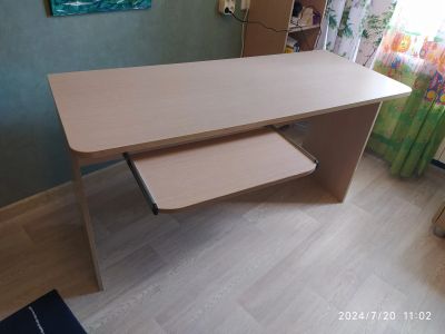 Лот: 23307066. Фото: 1. Стол письменный. Компьютерные и письменные столы