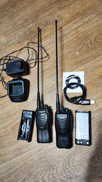 Лот: 25625834. Фото: 1. Рация Kenwood Tk-2206, зарядное... Рации, радиостанции