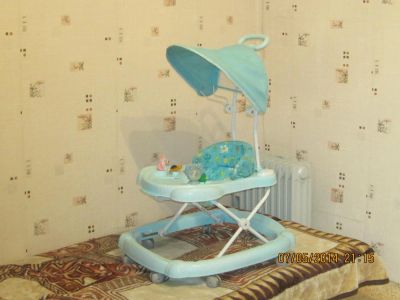 Лот: 4064581. Фото: 1. Ходунки детские с ручкой и капором... Ходунки, прыгунки, качели