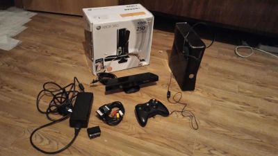 Лот: 6470590. Фото: 1. Microsoft Xbox 360 250 ГБ + Kinect... Игровые приставки, консоли