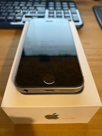 Лот: 14926556. Фото: 1. iPhone SE 32gb. Смартфоны