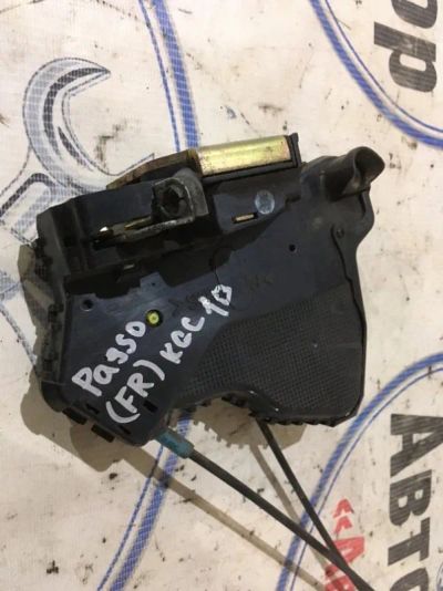 Лот: 21718656. Фото: 1. замок двери Toyota Passo KGC10. Двигатель и элементы двигателя