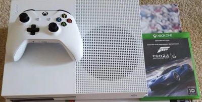 Лот: 12142944. Фото: 1. Microsoft Xbox One S + Forza Motorsport... Игровые приставки, консоли