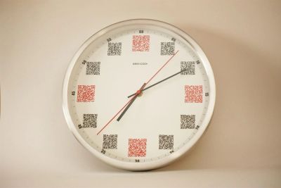 Лот: 3655558. Фото: 1. Часы настенные "QR-код". Красноярск