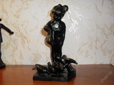 Лот: 1353954. Фото: 1. девочка кормит голубей! 1971 год... Скульптуры