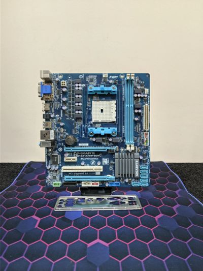 Лот: 25090103. Фото: 1. Мат. плата Gigabyte GA-A75M-D2H... Материнские платы