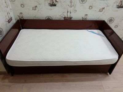 Лот: 12991494. Фото: 1. Детская кровать с новым матрасом. Детские кровати и кроватки